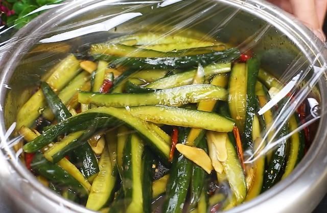 黄瓜新吃法，过年必备下酒小菜，又香又脆超简单，客人吃过都夸赞