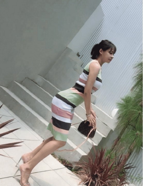 短裙|街拍这种条纹无袖短裙,彰显阿姨的韵味美,别不承认