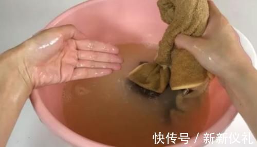 不管毛巾多脏多黄，在水里滴几滴，洗完的毛巾又软又干净