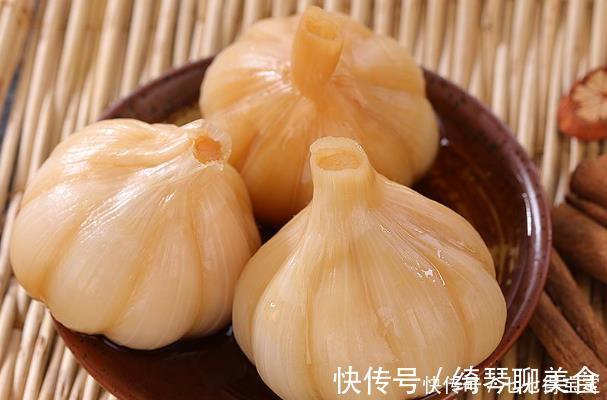 糖醋|腌糖醋蒜时,别只放醋和糖,记得多放“2个料”,蒜脆嫩香味浓