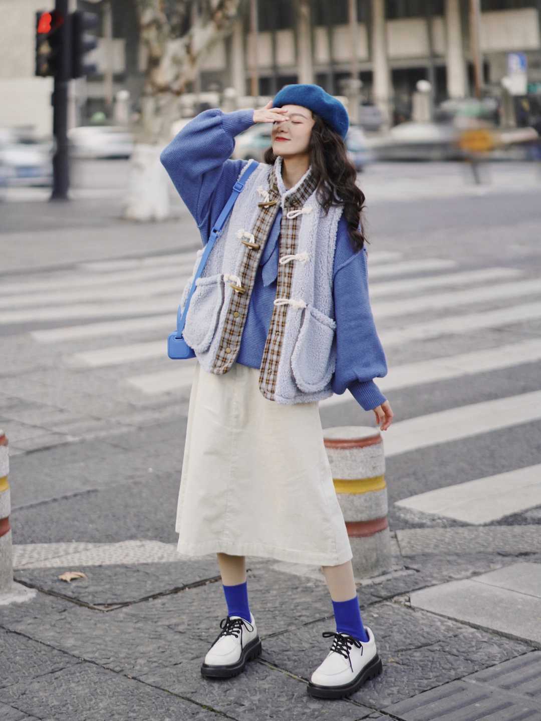 针织开衫 克莱因蓝不好配色?黑白红是标配,棕色米灰也可以“炒”一下CP