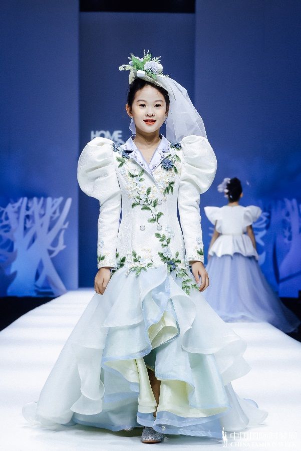 红鼓小爱?笑容魔法——AW2021中国国际时装周全新发布