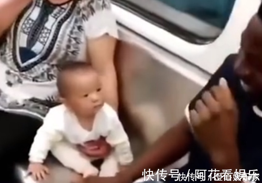 陌生人|萌娃地铁偶遇黑人,好奇的眼神令人猜想这叔叔是不是“晒糊”了