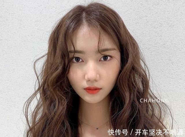 小熊|2021发型趋势慵懒羊毛卷、率性赫希发、甜酷翘短发……赶紧来看看