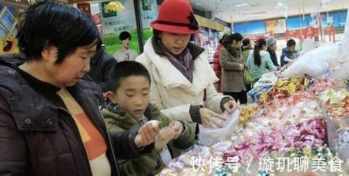 消费观|“不买就不走”，当孩子拿着玩具不放手时，奶奶的做法引路人点赞