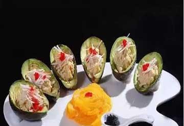 美食推荐:铁板香辣鱿鱼、金牌乾隆鸭、牛油果雪蟹沙律制作方法