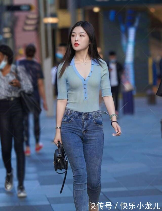 苗条 蓝绿色V领上衣搭配紧身牛仔裤,自信又时尚,更显女神范气息