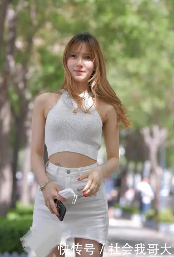 妹子身高一米八,白色短裙搭配透明凉拖,烈日下带来一股清凉