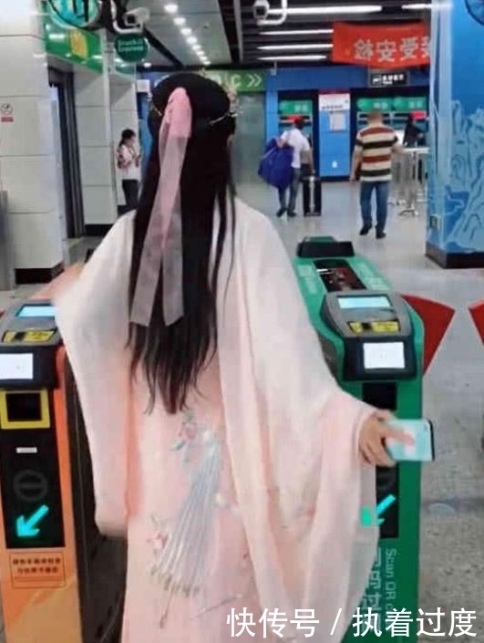 母仪天下|美女穿汉服过刷码机,害怕夹住袖子,“母仪天下”的姿势服了
