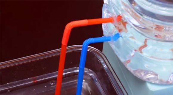 放在|空油桶不要扔,在上面插两根吸管,放在阳台上,全家人都要抢着用