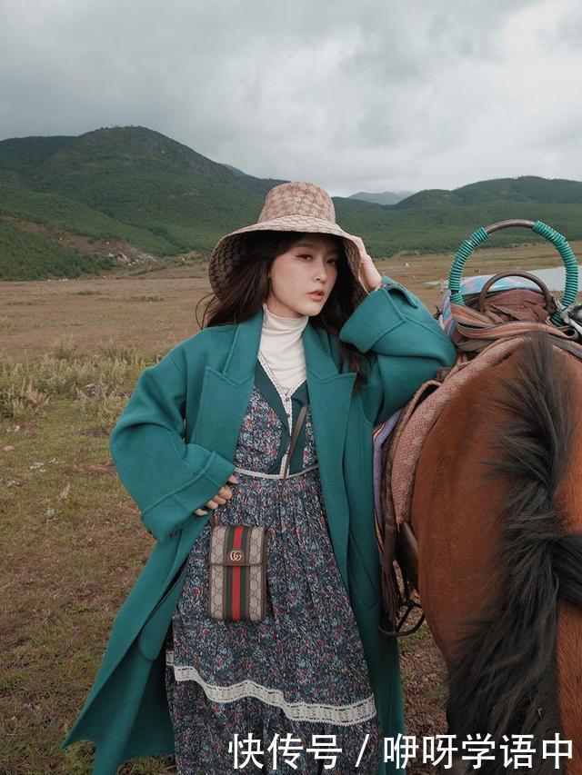 初冬不要随便穿大衣，今年流行“大衣+高领”，好温暖时髦！