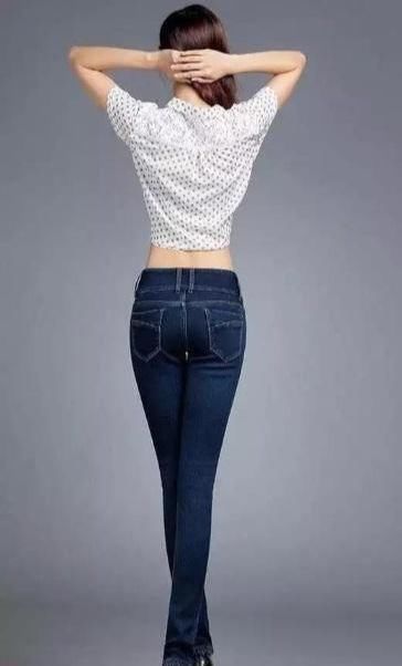 女人|紧身牛仔裤这样穿，可以勾勒出女人完美的身材，彰显女神魅力四射