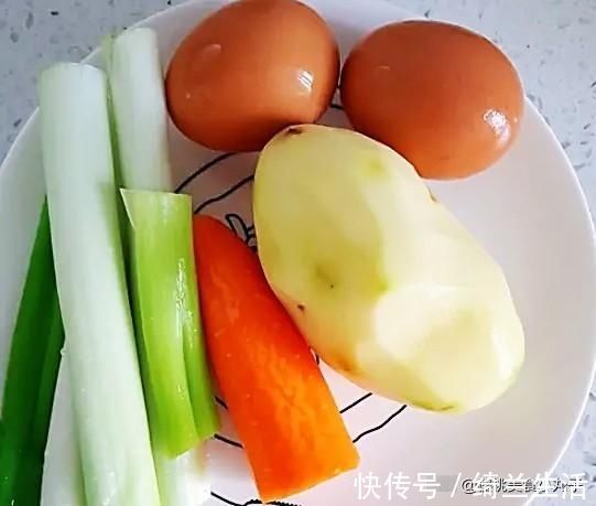 土豆|1个土豆2个鸡蛋，10分钟做好早餐饼，色泽金黄，香喷喷真好吃