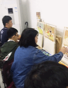 |搞笑GIF:大姐 你穿的是假裙子吧 起跳那一下真的吓到我了