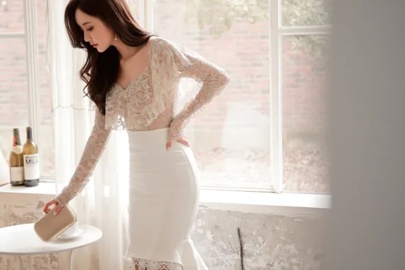 孙允珠,古铜银杏欧式飘肩彩蝶织花裙