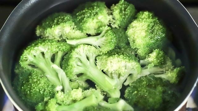 炒西兰花时，有人先焯水，有人直接炒，都不对，大厨教你正确做法