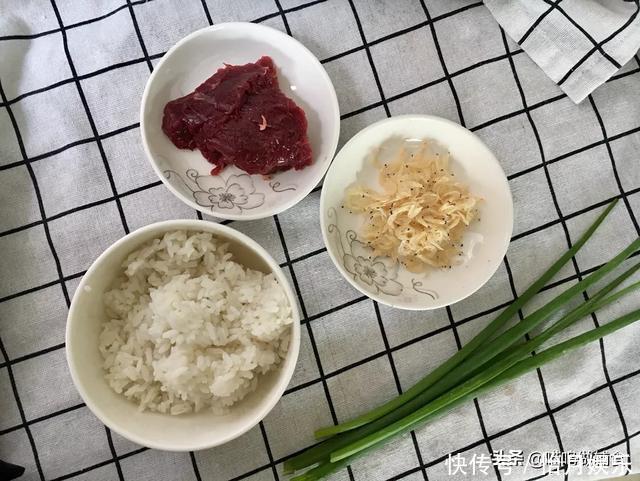 这个比白米饭营养高出好几个档!一口平底锅搞定娃喜欢的饭!