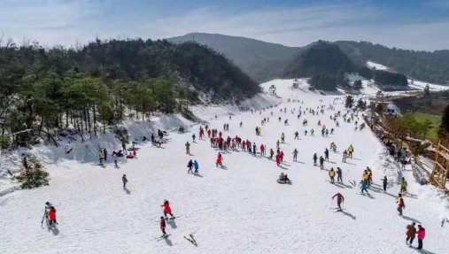 春节假期水城玉舍雪山滑雪场游人如织