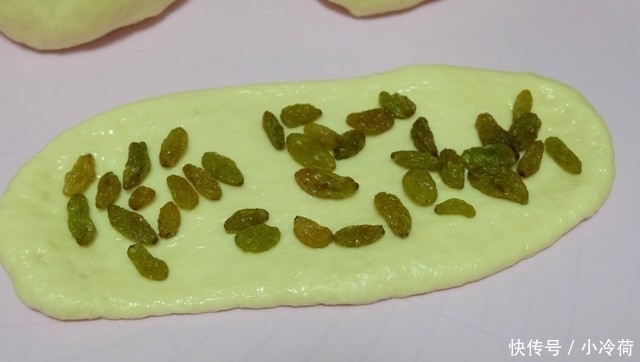 自制面包乐趣多,加上炼乳和葡萄干,又香又软味道赞,做法分享