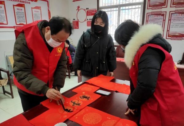 书法老师|安徽巢湖：春联义写沾喜气 全会精神接地气