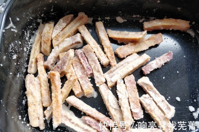 在家做翻砂芋头，甜而不腻，比买的零食强多了！