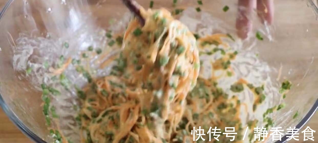 胡萝卜韭菜煎饼,简单又快速,营养又美味,早上别忘记吃饭哦~