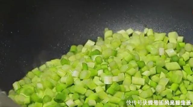 玉米面倒开水锅里,瞬间变成美味,一次就成功,老人孩子都爱吃