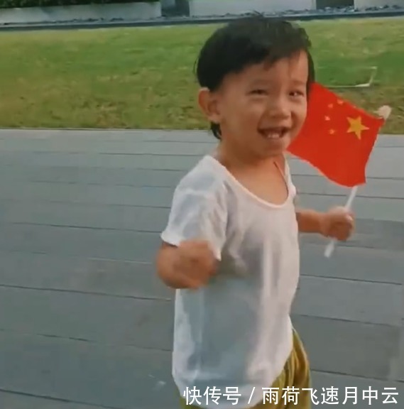 hoho|爱国先锋!陈小春1岁半小儿子正面照曝光,手执国旗开心挥舞狂奔