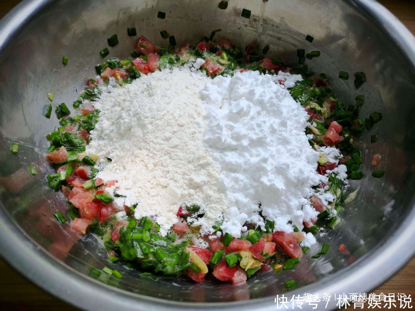 最近西红柿加韭菜火了,很多人都没吃过,上锅一蒸,比吃肉还过瘾