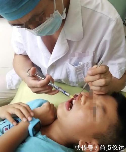 奶奶|7岁男孩长了“双排牙”,需要一颗一颗拔掉,奶奶自责不已