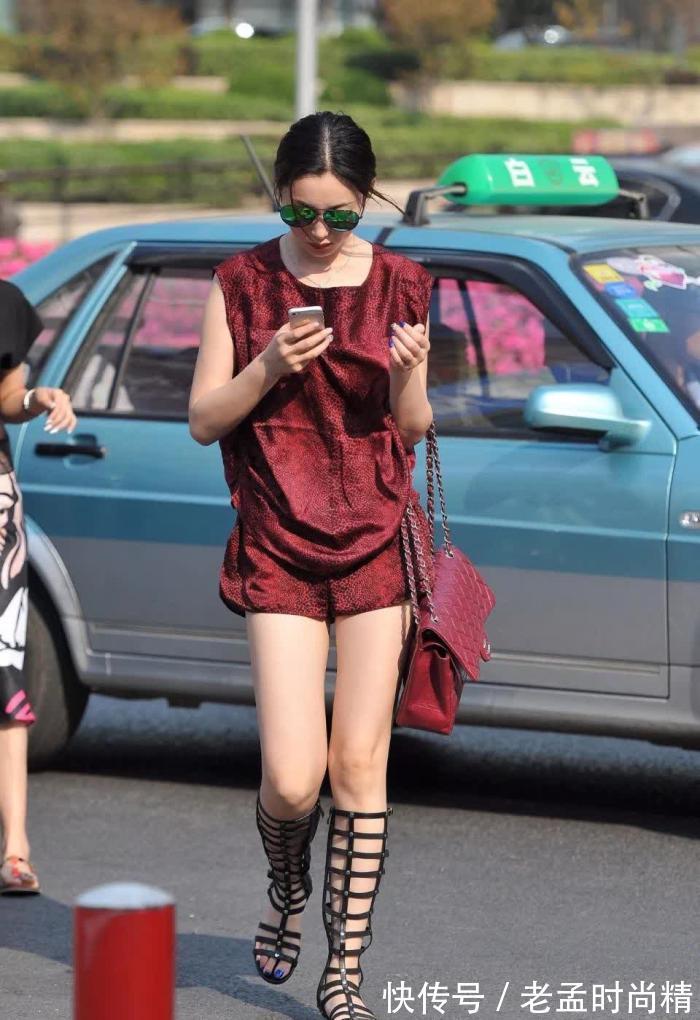 性感|街拍:酷酷的冷范儿美,紫红衣服的性感少妇