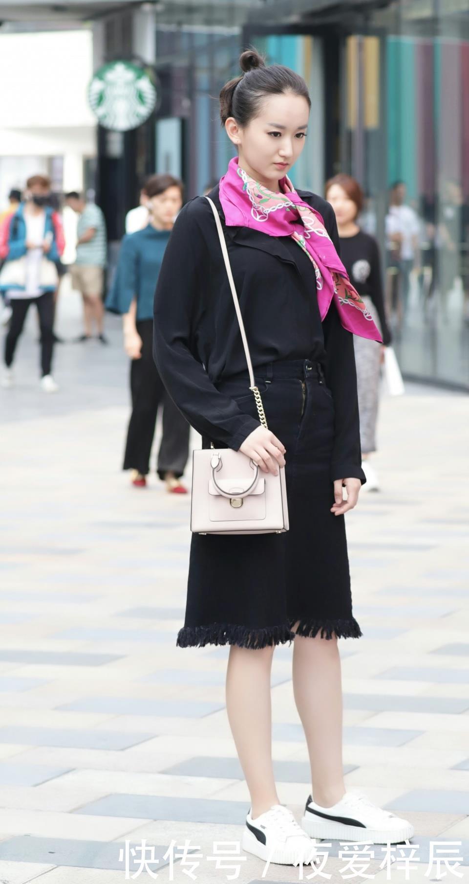 街拍小姐姐时尚有型,走路带风,金色的裙子让小姐姐更有女人味