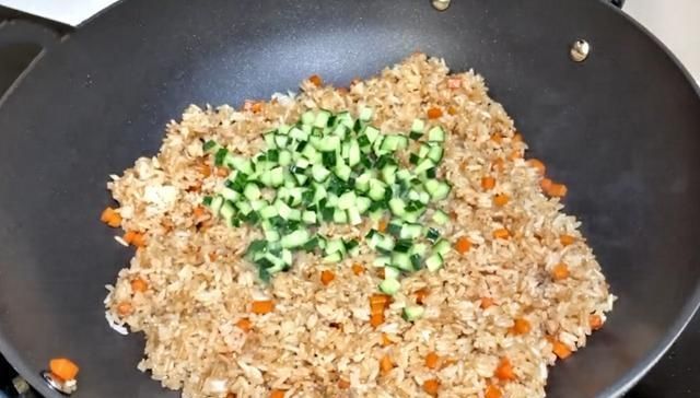 把酱油|家里有剩米饭,别再做蛋炒饭,试试此做法,米饭粒粒分明,特好吃