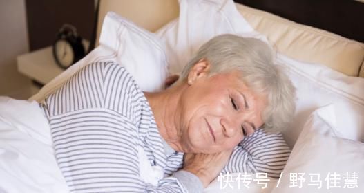 睡不着|为什么很多老人半夜醒来后,就睡不着了?医生:多半是这两个原因