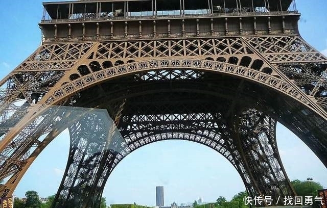 埃菲尔铁塔上面,藏着个“谜”样的小房间,曾有几十年不对外开放