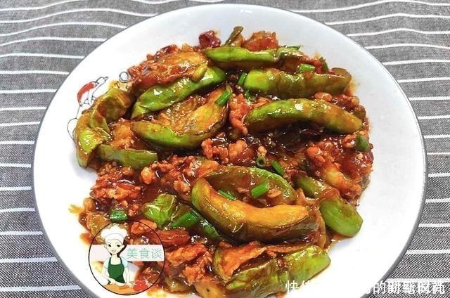 白醋|炒茄子时，直接下锅就错了，大厨教您一招，茄子香软，不油不发黑！