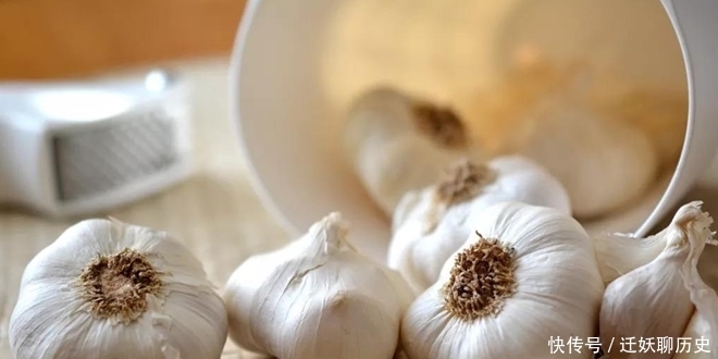 简单|大蒜保存原来如此简单,放1年不发芽不干瘪,网友:早不说