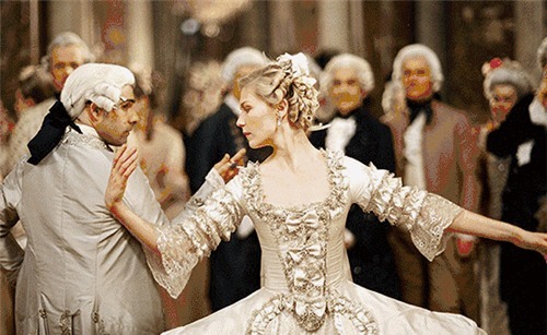 送上|王后被送上断头台,无意踩了刽子手一脚,说了一句话至今成为美谈