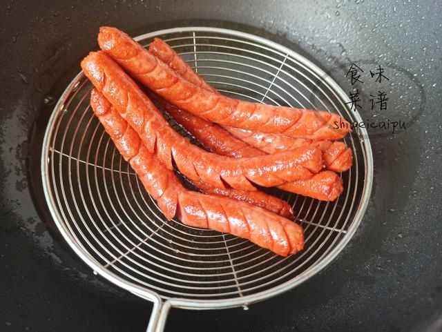 做法|火腿肠不要直接吃，教你3种简单做法，香辣又过瘾，上桌就被扫光
