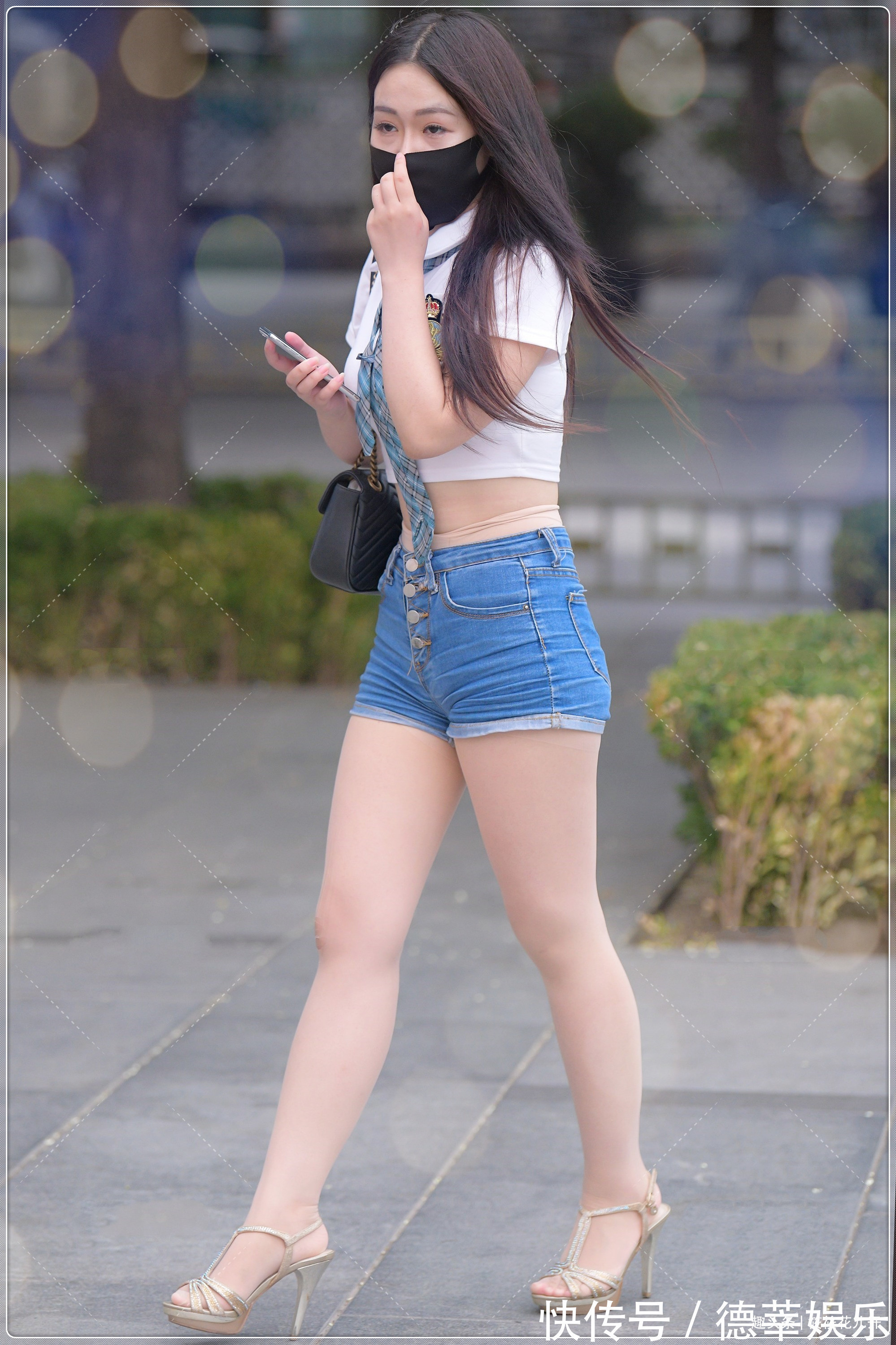 牛仔裤 白色短款紧身T恤,搭配短款牛仔裤,清新靓丽