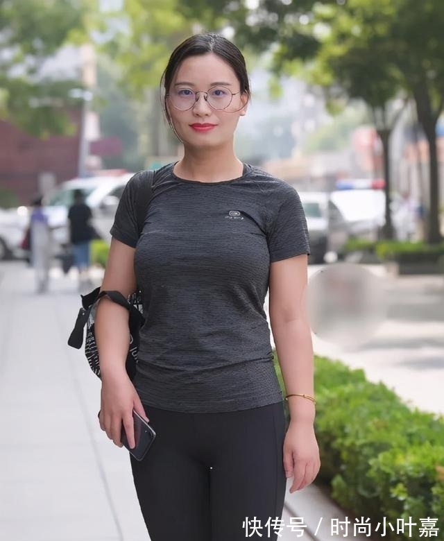 上衣 黑色修身上衣搭配黑色打底裤,展现出温柔气质,休闲感十足