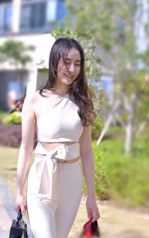 裤子|美女穿搭:身穿白色套装的小姐姐,颜值不错,就是裤子看着有些廉价