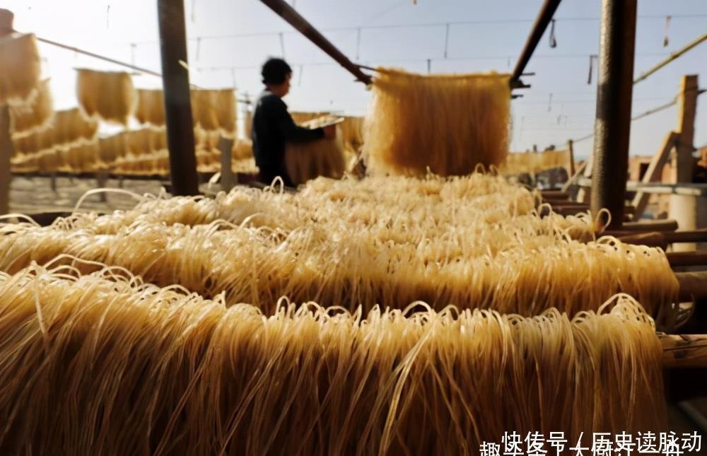 粉条不要炖着吃了,淋入2个鸡蛋,外酥里嫩,一周吃5次不嫌多