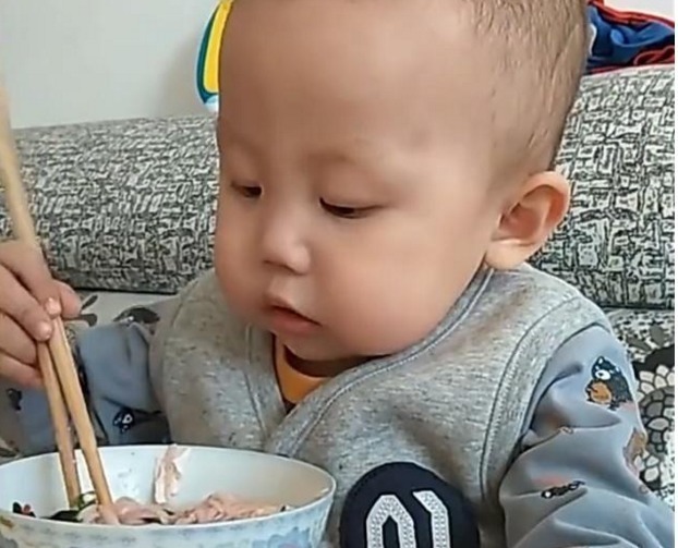 筷子|才1岁，用筷子熟练吃面条，孩子走红网络， 网友 就服你！