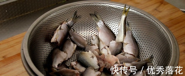 炸鱼用淀粉还是面粉教你正确做法,好吃又美味爱吃鱼的别错过!