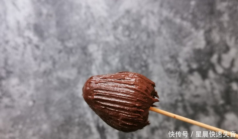 草莓别直接吃了,裹上一层巧克力脆皮,咬一口香甜流汁超过瘾!