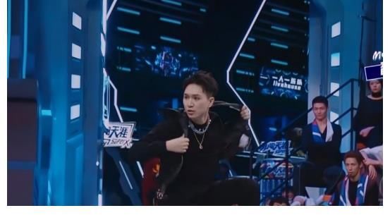 綜藝《這就是街舞》張藝興單看動作,控制是很好的,降膝也挺炸