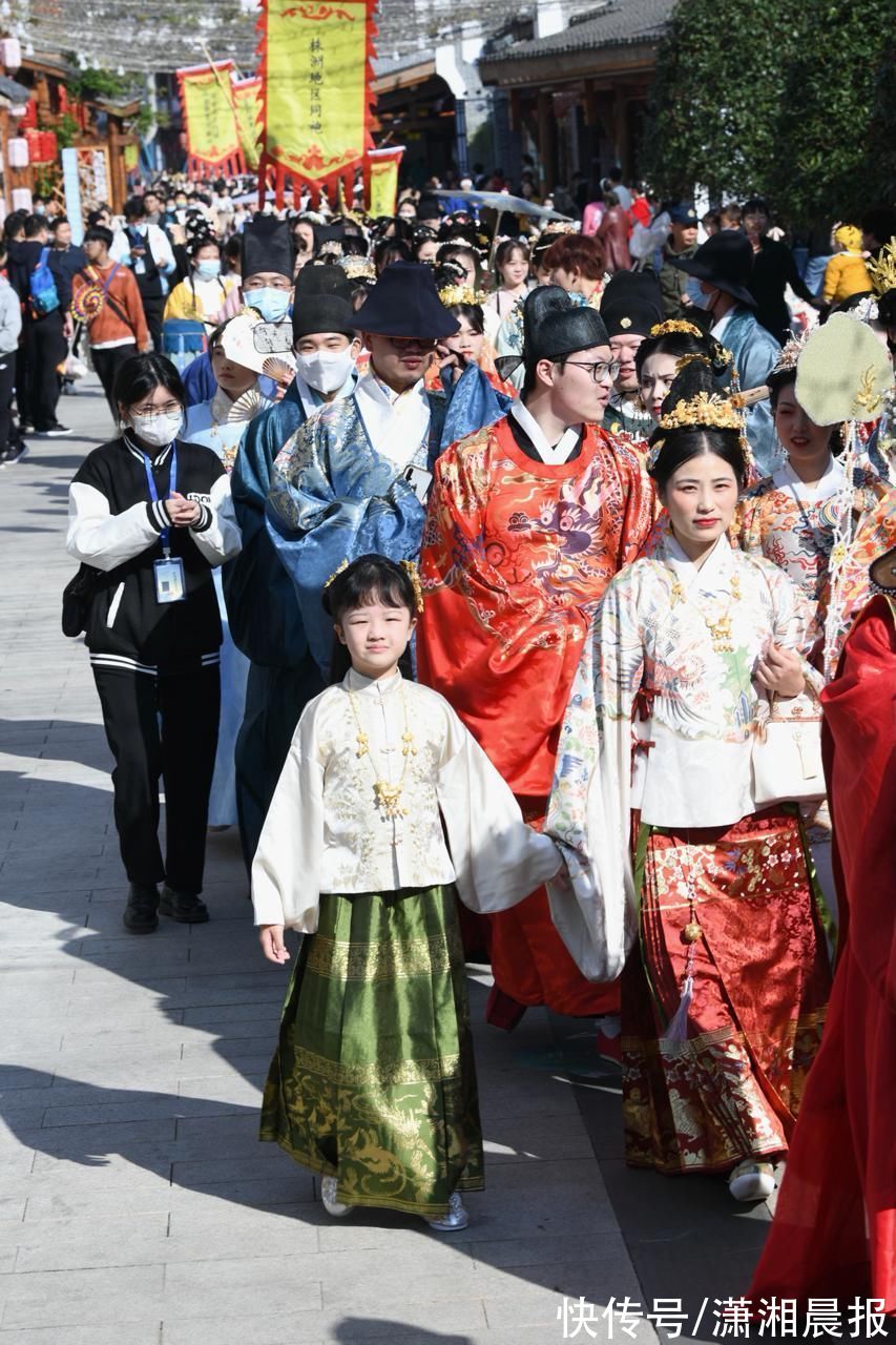 长沙文旅！置身长沙街头仿佛穿越明宋时期，洋湖水街刮起汉服“旋风”