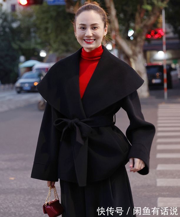 博主|为什么你穿黑大衣不好看?45岁博主的4个“配色法则”很值得借鉴