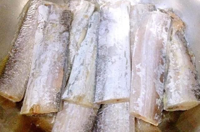 煎带鱼，挂面糊还是裹淀粉？厨师说漏嘴：都不对，这才是正确做法